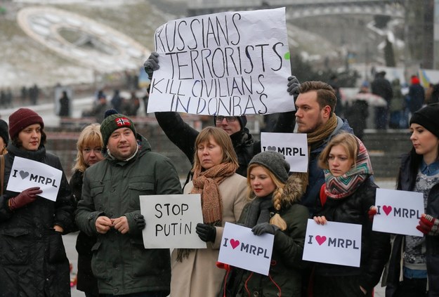 Manifestacja w czasie uroczystości żałobnych w Mariupolu /SERGEY DOLZHENKO /PAP/EPA