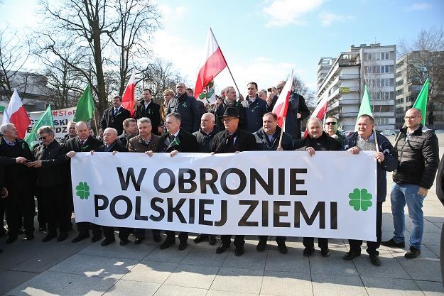 Manifestacja "W obronie polskiej ziemi", zorganizowana w Warszawie 16 marca 2016 r. /PAP
