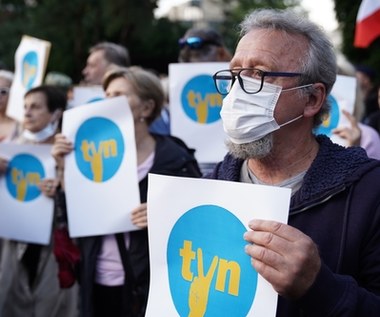 Manifestacja w obronie TVN przed sejmem