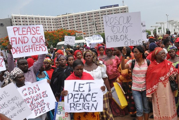 Manifestacja w stolicy Nigerii, Abudży. Na transparentach hasła: "Prosimy, znajdźcie nasze córki", "Uratujcie dziewczęta z Chibok" /Deji Yake  /PAP/EPA
