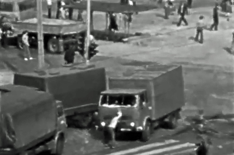 Manifestacja we Wrocławiu 31 sierpnia 1982 r. Ciężarówka ZOMO najeżdża na uczestnika demonstracji (kadr z archiwalnego filmu) /INTERIA.PL
