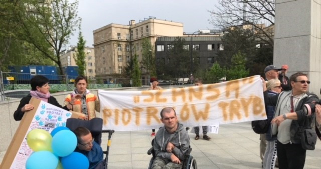 Manifestacja wspierająca opiekunów niepełnosprawnych