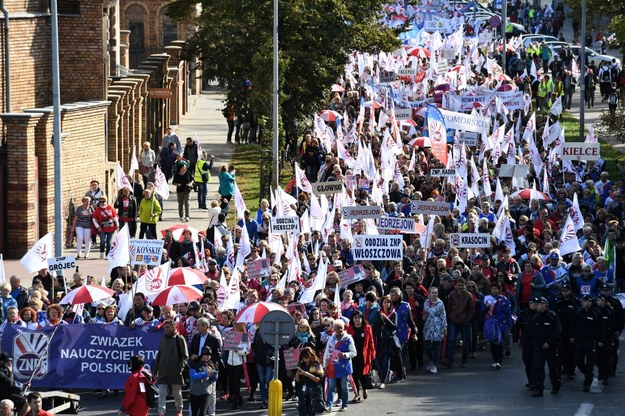 Manifestacja ZNP jest częścią ogólnopolskiej manifestacji organizowanej w Warszawie przez Ogólnopolskie Porozumienie Związków Zawodowyc /Jacek Turczyk /PAP