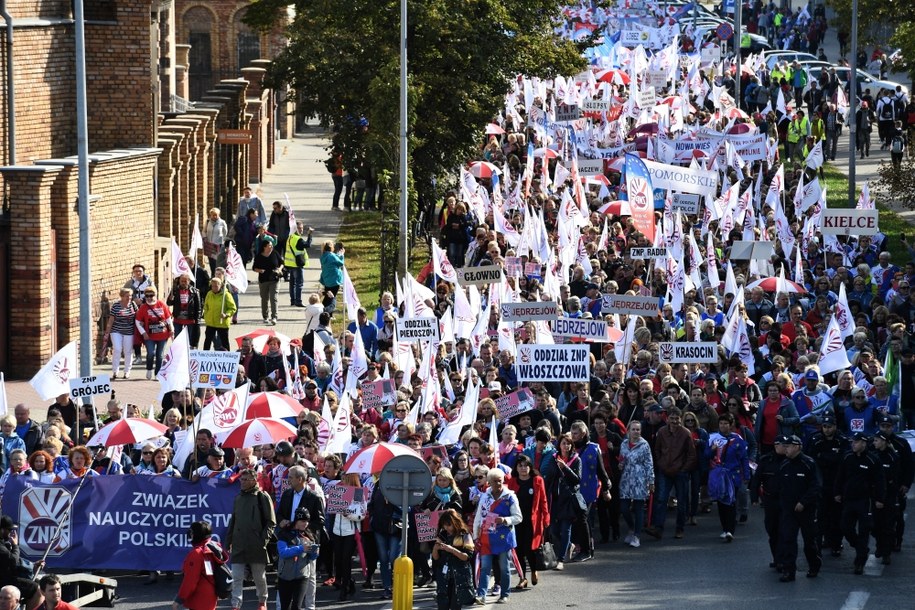 Manifestacja ZNP jest częścią ogólnopolskiej manifestacji organizowanej w Warszawie przez Ogólnopolskie Porozumienie Związków Zawodowyc /Jacek Turczyk /PAP