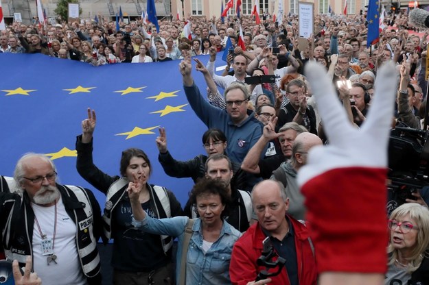 Manifestacja zorganizowana przez przeciwników reformy sądownictwa przed siedzibą Sądu Najwyższego w Warszawie / 	Jakub Kamiński    /PAP