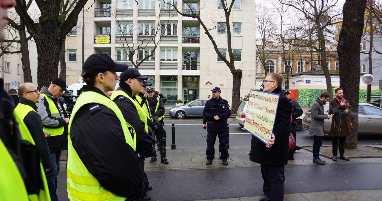 Manifestacje przed siedzibą Trybunału Konstytucyjnego w Warszawie