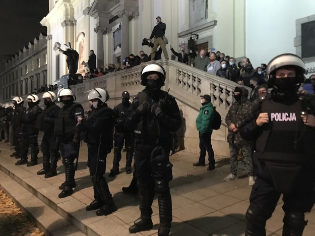 Manifestacje w stolicy. Przeciwnicy aborcji bronią wejścia do kościoła /Krzysztof Zasada /RMF FM
