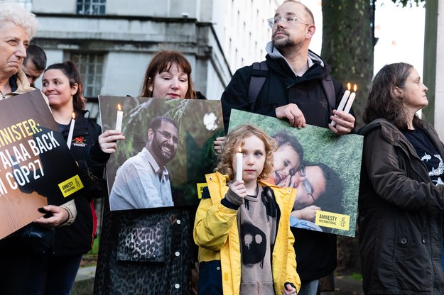Manifestanci na Downing Street w centrum Londynu trzymający w rękach transparenty ze zdjęciami Alaa Abdela Fattaha. /Shutterstock