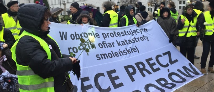 Manifestanci trzymają w rękach białe róże /Krzysztof Zasada /RMF FM