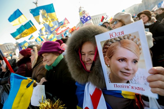 Manifestanci ze zdjęciem Julii Tymoszenko /SERGEY DOLZHENKO /PAP/EPA