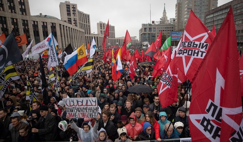 Manifestujący na ulicach Moskwy /PAP/EPA/SERGEI ILNITSKY /PAP/EPA