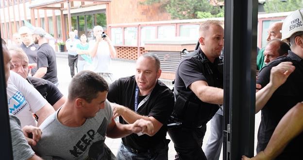 Manifestujący przed KWK Pniówek górnicy ze związku zawodowego Jedność powstrzymywani przez ochronę /PAP