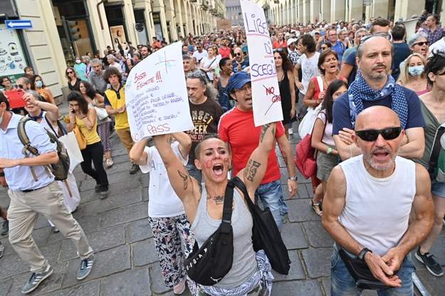 Manifestujący sprzeciwiają się przepustkom covidowym /ALESSANDRO DI MARCO  /PAP/EPA