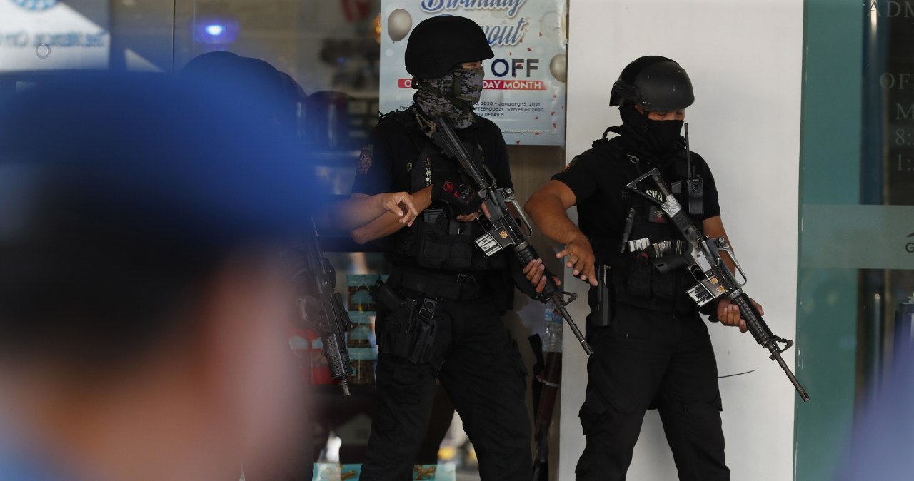 Manila: Zakładnicy przetrzymywani przez byłego ochroniarza w centrum handlowym