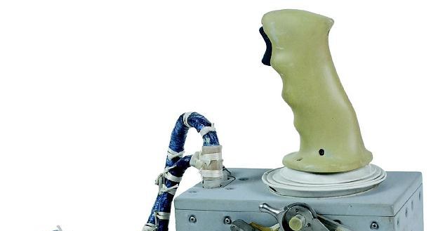 Manipulator drążkowy używany w trakcie misji Apollo 15 sprzedano w maju 2014 r. za 610 063 dolarów /AFP