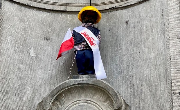 Manneken Pis w ubranku stoczniowca w 40. rocznicę Porozumień Sierpniowych 