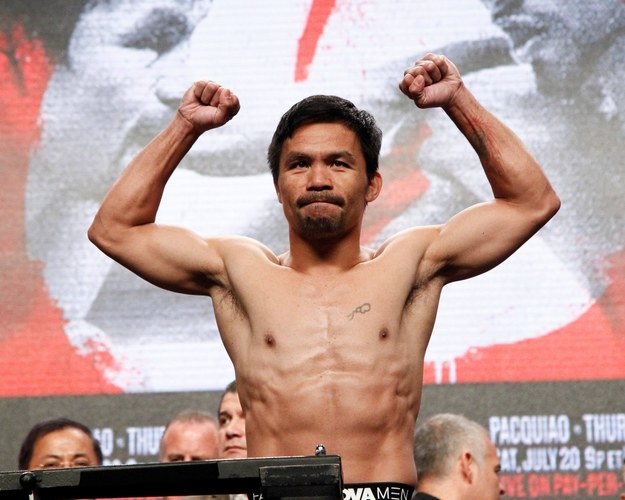 Manny Pacquiao podczas ważenia przed walką z Keithem Thurmanem / James Atoa /PAP/Newscom