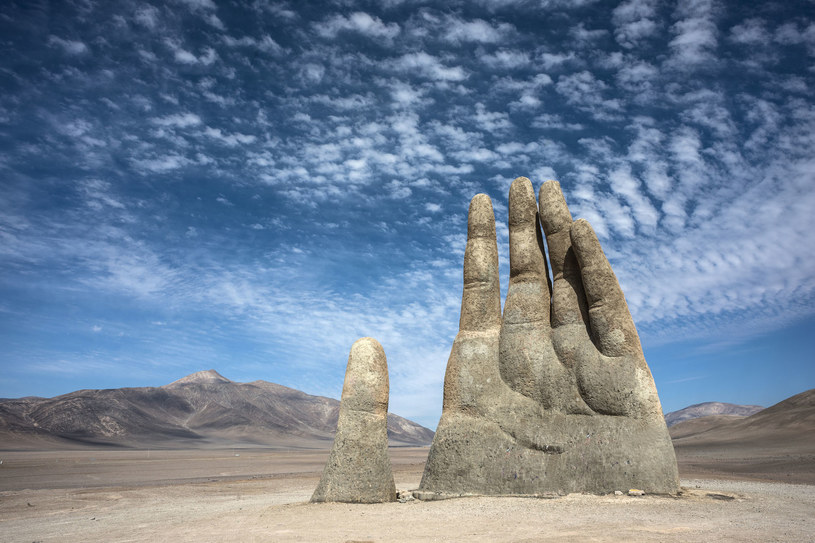 Mano de Desierto - rzeźba znajdująca się na na pustyni Atakama, najbardziej suchym miejscu na świecie /123RF/PICSEL