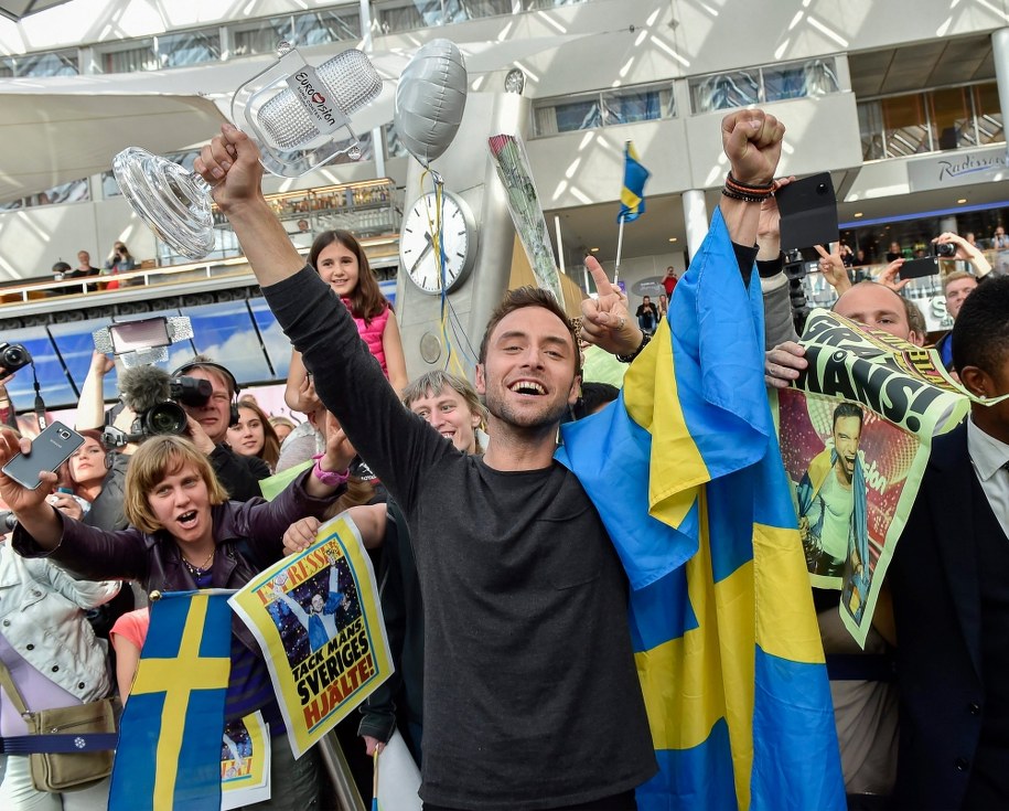 Mans witany na lotnisku po powrocie z Austrii /JONAS EKSTROMER /PAP/EPA