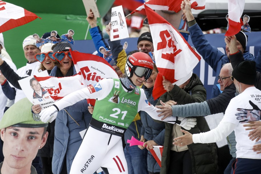 Manuel Fettner wita się z kibicami po ostatnim skoku w karierze /ANTONIO BAT /PAP/EPA