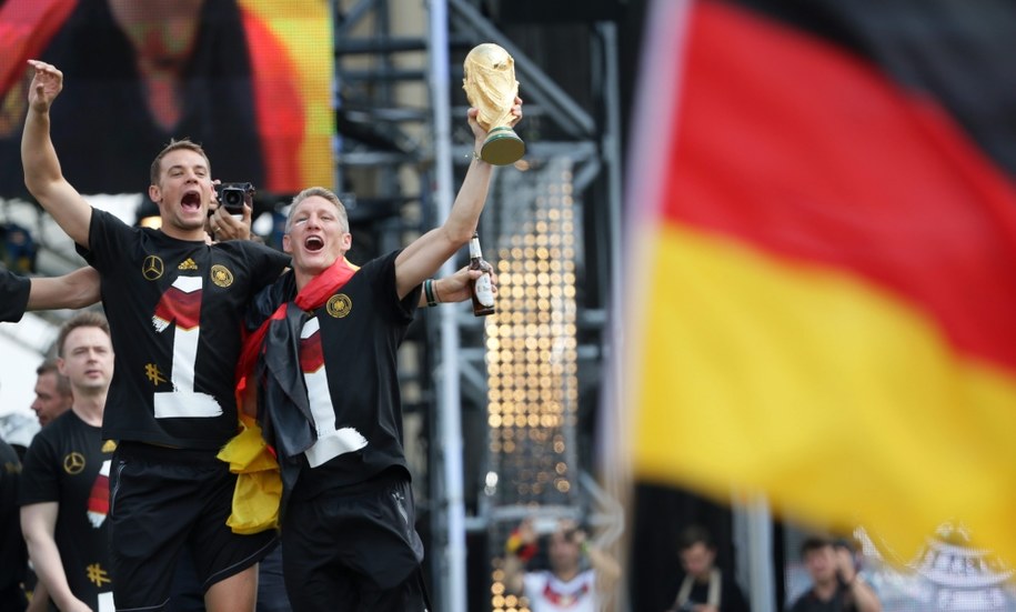 Manuel Neuer i Bastian Schweinsteiger na scenie w Strefie Kibica /MICHAEL KAPPELER /PAP/EPA