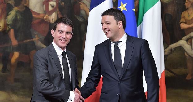 Manuel Valls (L), premier Francji, Matteo Renzi (P), premier Włoch /AFP