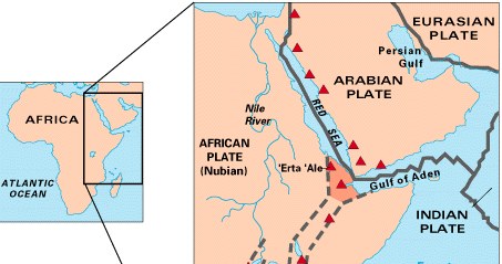 Mapa Afryki Wschodniej pokazująca niektóre z historycznie aktywnych wulkanów (czerwone trójkąty) /USGS/domena publiczna /Wikipedia