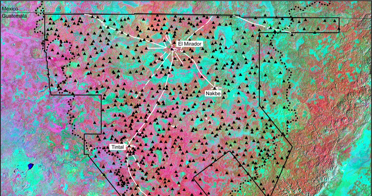 Mapa badanego terenu z zaznaczoną siecią osad, dróg i miast. kolorami zaznaczono typy roślinności: roślinność nizinną na niebiesko-zielono, a roślinność wyżynną na czerwono /Ancient Mesoamerica/ Vol. 33/2022 /domena publiczna
