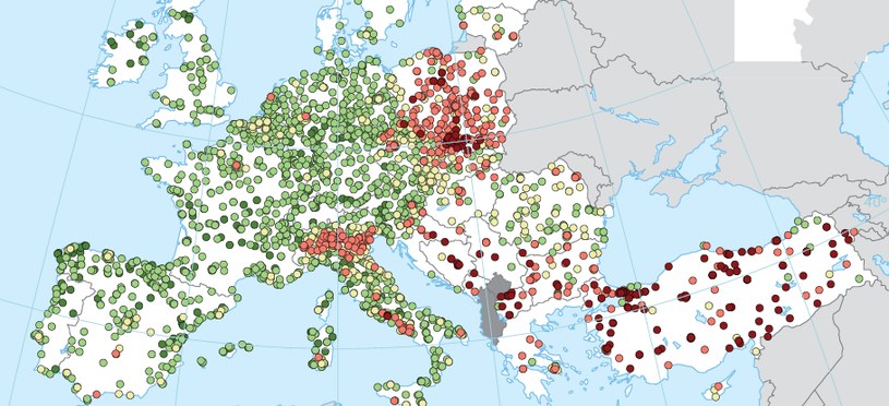 Mapa Europy z naniesionymi pomiarami stężenia pyłu zawieszonego zawarta w raporcie Europejskiej Agencji Środowiska /EEA/ESRI/EURO GRAPHICS /domena publiczna