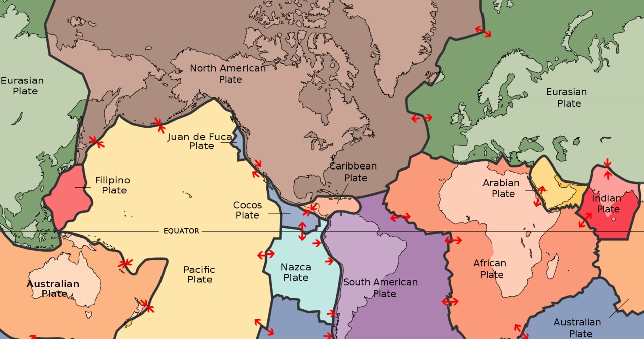 Mapa głównych płyt tektonicznych na świecie i ich ruchów. Przy styku płyt może dojść do spreadingu (płyty rozsuwają się na boki przy ścieraniu, rozsuwając płyty obok), subdukcji (płyty zbliżają się do siebie, a jedna jest wciągana pod drugą), uskoku (ciężkiego ścierania, gdy jedna, jak i druga płyta jest na tyle sztywna, że nie może się rozsunąć bądź wejść pod siebie)