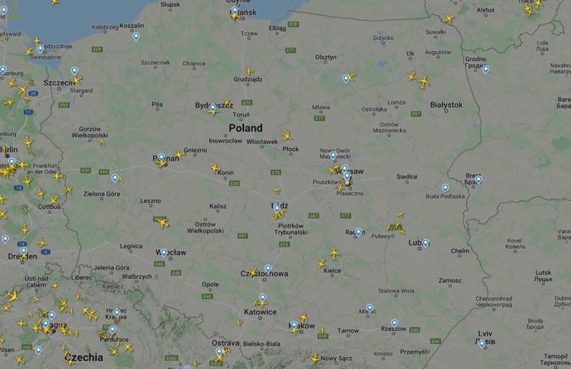 Mapa Polski ze wskazaniem samolotów w czasie rzeczywistym /Flightradar24.com /materiał zewnętrzny