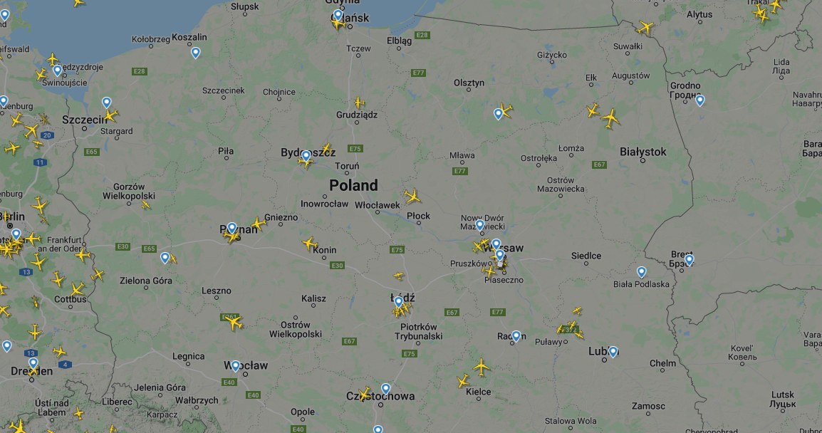 Mapa Polski ze wskazaniem samolotów w czasie rzeczywistym /Flightradar24.com /materiał zewnętrzny