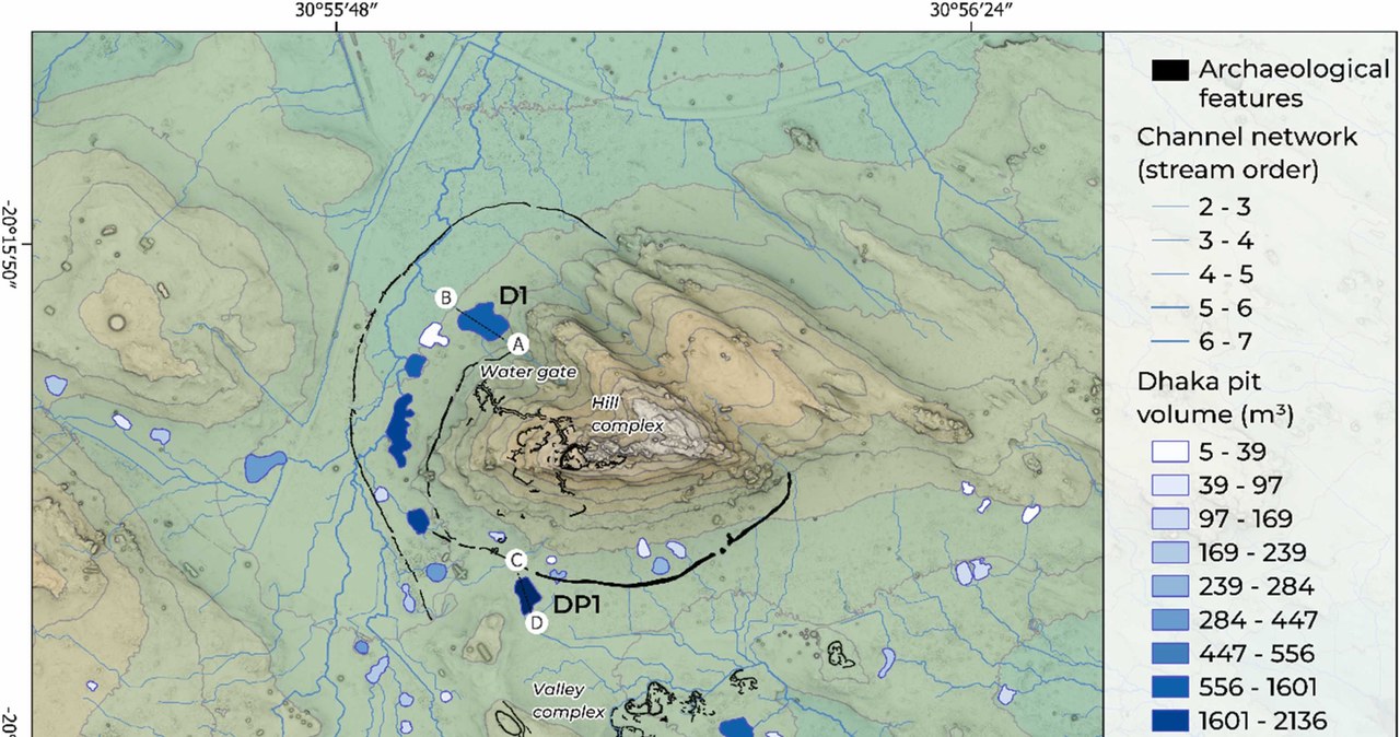Mapa przedstawiająca obszar badań, z zaznaczonymi dołami dhaka wraz ze wskazaniem ich objętości /I. Pikirayi i in./CC BY 4.0 /materiał zewnętrzny