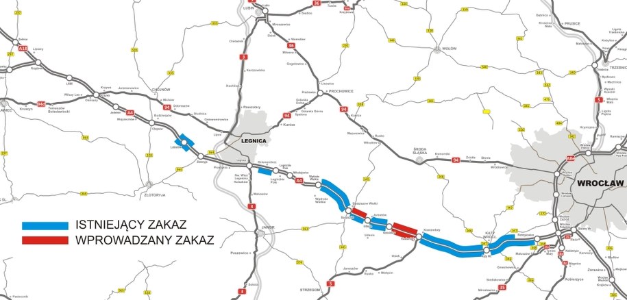Mapa przedstawiająca odcinki autostrady z obowiązującym i wprowadzanym zakazem wyprzedzania dla ciężarówek. /