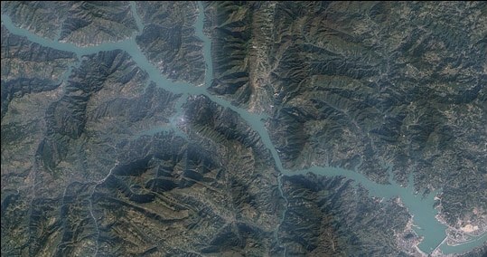 Mapa satelitarna pokazująca obszary zalane przez zbiornik Three Gorges. Porównaj 7 listopada 2006 (powyżej) z 17 kwietnia 1987 (poniżej). /Domena publiczna /Wikimedia