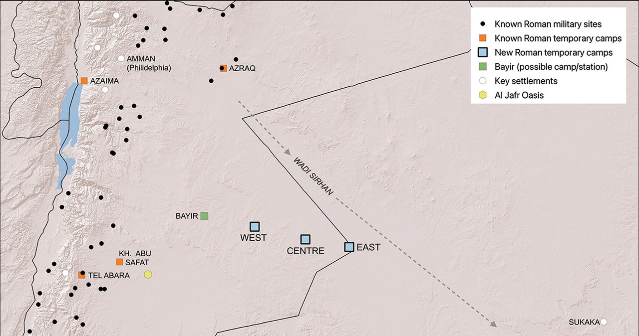 Mapa z zaznaczonym rozmieszczeniem znalezionych obozów, które wskazuje, że przygotowano je na wyprawę w kierunku Dûmat al-Jandal i Sakaka w regionie Jawf na wschodnim krańcu królestwa Nabatejczyków. Odległość między nimi to 37 kilometrów między zachodnim i środkowym obozem, i 44 między środkowym i wschodnim. Taki dystans sugeruje, że zbudowała go jednostka kawalerii