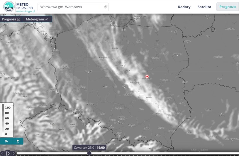 Mapa zachmurzenia nad Polską o 19:00, 25 stycznia 2024. Ciemny kolor to zachmurzenie pełne (100 proc. nieba zasłonięte). Krótkie okienka pogodowe mogą pojawić się tylko w rejonach, nad którymi widać delikatną białą "chmurkę". /IMGW-PIB / imgw.pl /INTERIA.PL