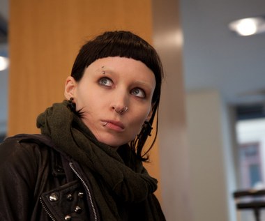 Mara otrzymała także główną rolę w kolejnym filmie reżysera, adaptacji pierwszej książki Stiega Larssona "Dziewczyna z tatuażem". Rola genialnej hakerki Lisbeth Salander przyniosła jej pierwszą w karierze nominację do Oscara.

Mimo iż kontrakt aktorki zakładał jej udział w kolejnych częściach cyklu, "Dziewczyna z tatuażem" okazała się dla Mary jednorazową przygodą. W kolejnym filmie serii "Dziewczyna w sieci pająka" rolę Lisbeth Salander przejęła Brytyjka Claire Foy.