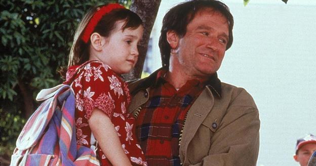 Mara Wilson i Robin Williams w scenie z "Pani Doubtfire" /materiały prasowe