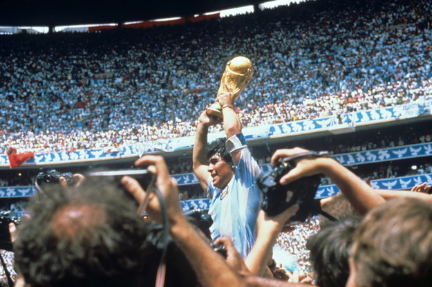 Maradona po wygranej z Argentyny z Niemcami 3:2. W ręku trzyma Puchar Świata FIFA /EFE /PAP/EPA