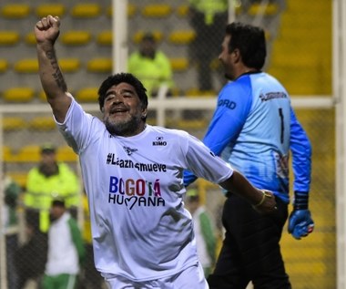 Maradona wciąż w formie. Wywalczył karnego, strzelił gola i... skopał ochroniarza