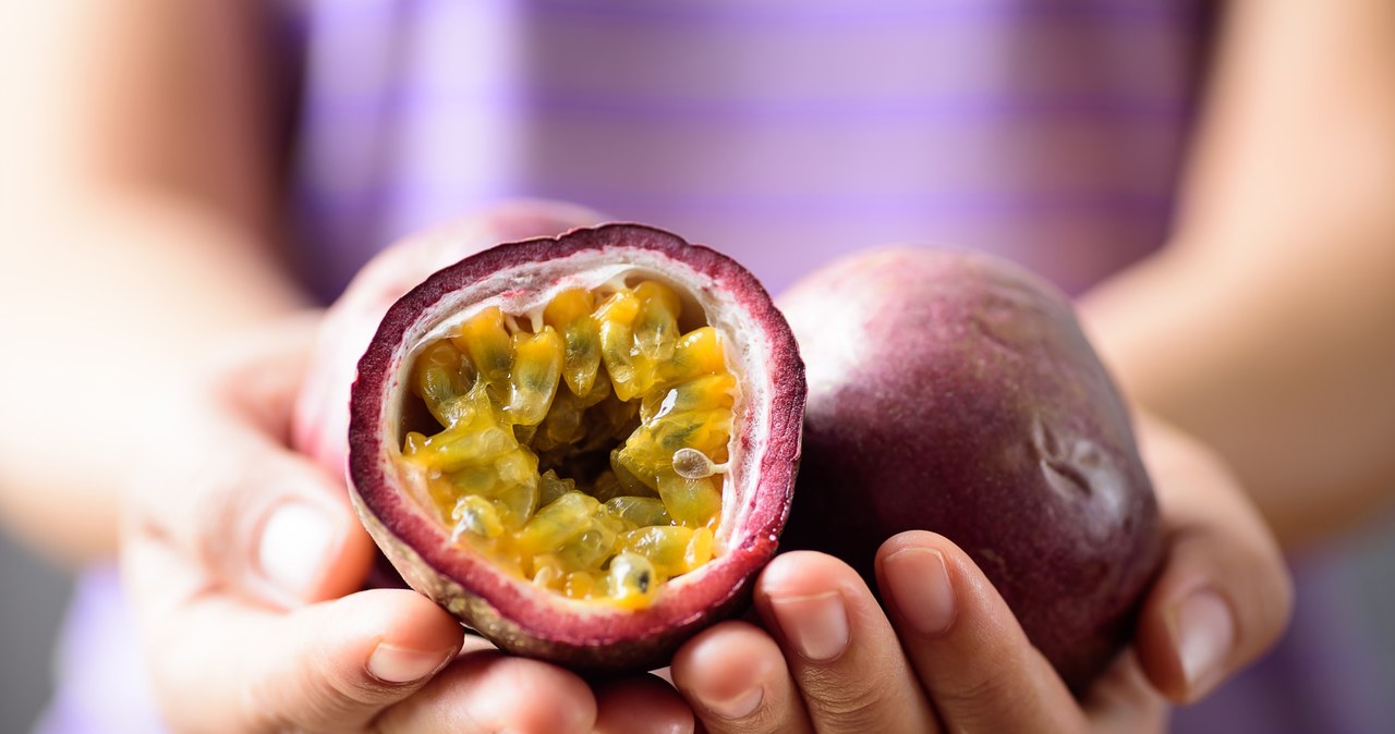 Marakuja to owoc o charakterystycznym, orzeźwiającym smaku. /123RF/PICSEL