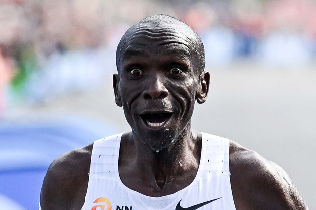 Maraton w Berlinie. Kipchoge pobił rekord świata /FILIP SINGER /PAP/EPA