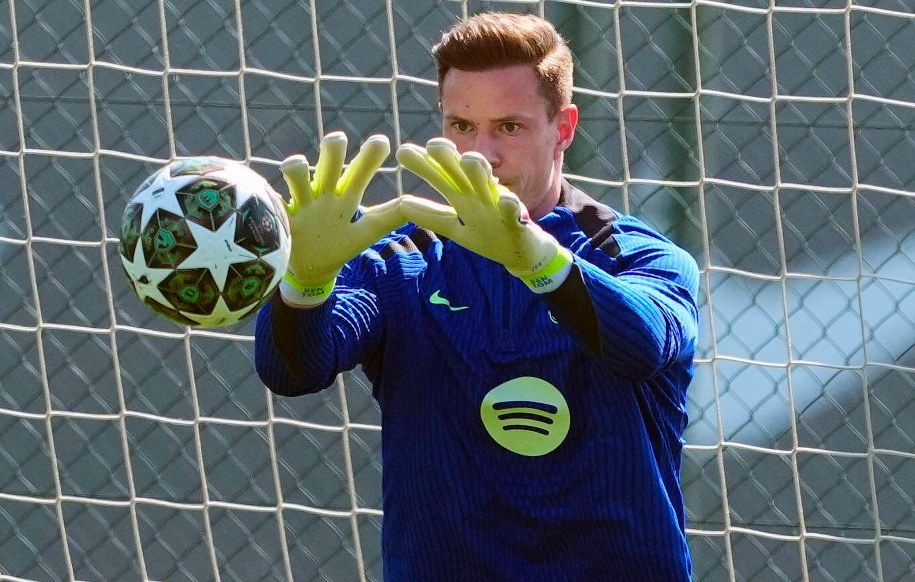 Marc-Andre ter Stegen podczas treningu Barcelony w kwietniu 2025 r. /ALEJANDRO GARCIA  /PAP/EPA