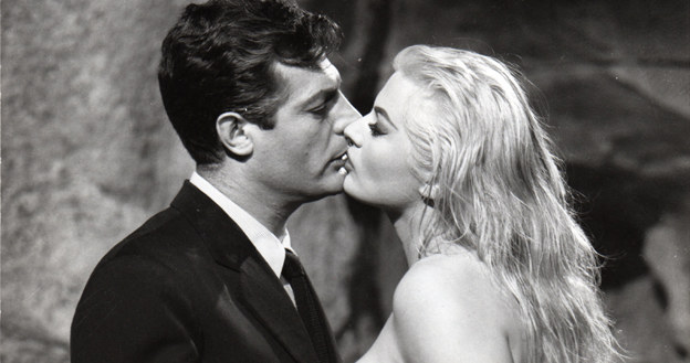 Marcello Mastroianni i Anita Ekberg w scenie z filmu "Słodkie życie" /materiały prasowe