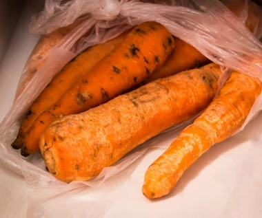 Marchewka w lodówce wytrzyma dłużej niż dwa tygodnie. Będzie twarda i soczysta, ale pod jednym warunkiem  