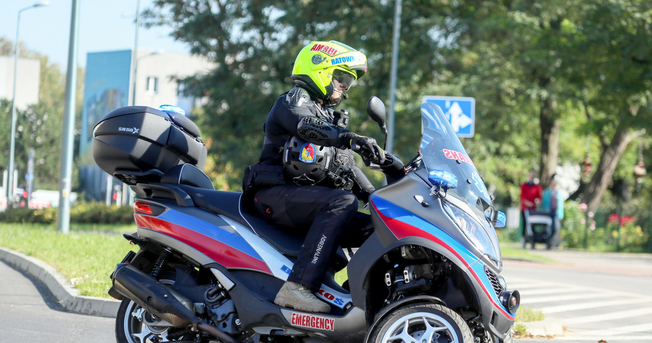 Marcin "Borkoś" Borkowski to ratownik medyczny, pracujący m.in. w karetce. Po godzinach, w ramach wolontariatu, pełnił patrole na motoambulansie /Piotr Molecki /East News