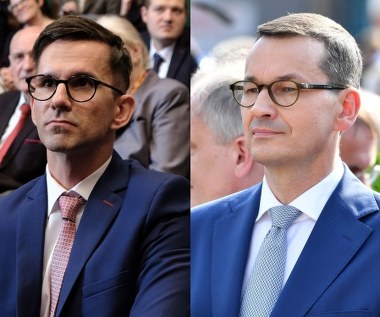 Marcin Bosak wciela się w "Polityce" w postać o pseudonimie "Bankster". Na plakacie reklamującym film aktor podpisany jest jako "Sam Wiesz Kto".

W czerwcu premier Morawiecki napiętnował środowisko aktorów", którego większość nie rozumie "polskiej racji stanu" i "gardzi społeczeństwem".

"Panie premierze, premierzy mówią swoje, a ja robię swoje. Jestem niezależny i robię filmy, które mogą się politykom nie podobać" - w specjalnym nagraniu odpowiedział premierowi Patryk Vega  a następnie pokazał ekran, na którym widzimy Marcina Bosaka, którego postać wyraźnie wzorowana jest właśnie na Morawieckim.

- Ludzi nie trzeba słuchać, ale obiecać im, czego oczekują. A potem wygasić te oczekiwania. Mają zapier... za miskę ryżu - mówi bohater grany przez aktora znanego m.in. z "M jak miłość".