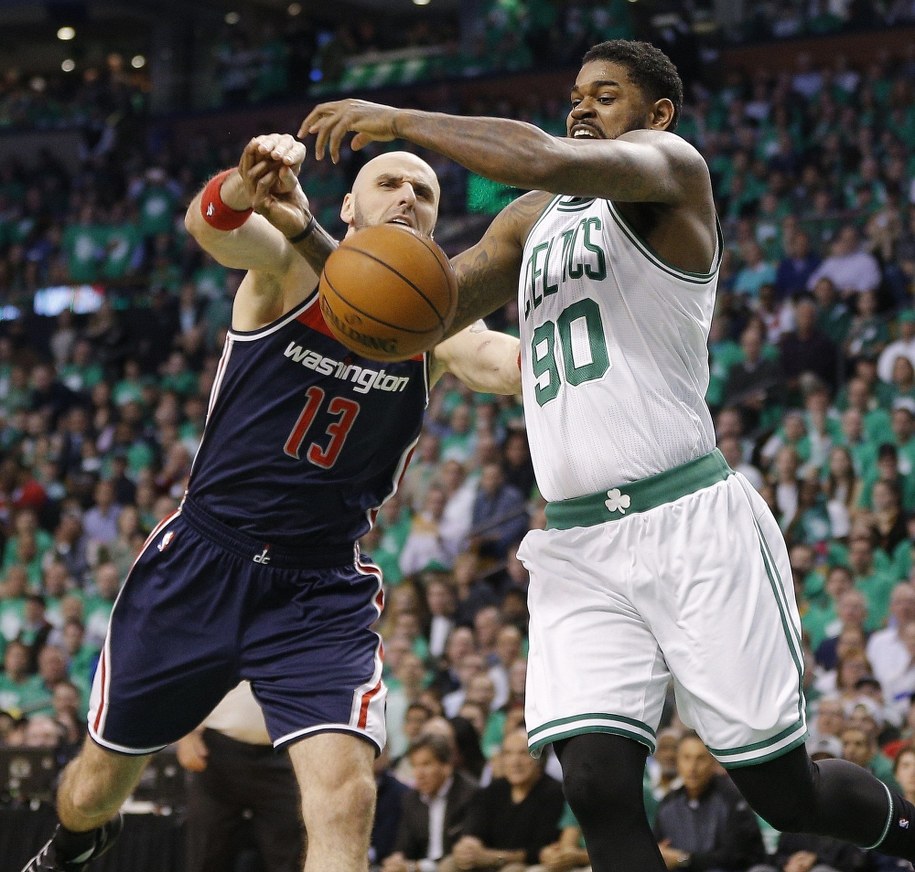 Marcin Gortat i Amir Johnson /PAP/EPA/CJ GUNTHER /PAP/EPA