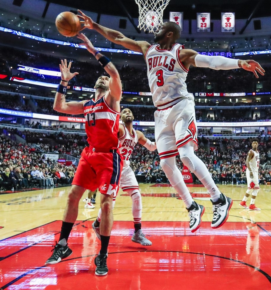 Marcin Gortat i Dwyane Wade /PAP/EPA/TANNEN MAURY  /PAP/EPA